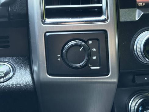 Used 2015 Ford F150 Platinum w/ Equipment Group 701A Luxury AWD/4WD image 36