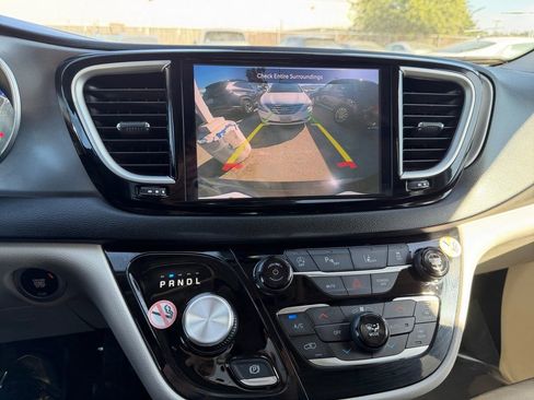 Used 2024 Chrysler Pacifica Touring-L image 20