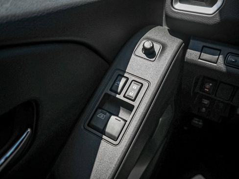 Used 2025 Nissan Frontier SV image 15