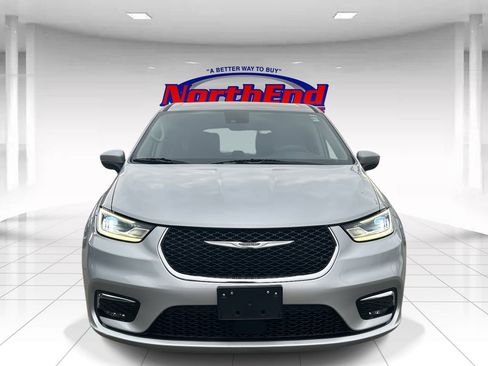 Used 2023 Chrysler Pacifica Touring-L image 8