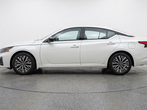 Used 2025 Nissan Altima 2.5 SV image 5