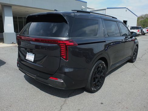 Used 2025 Kia Carnival SX Prestige image 3