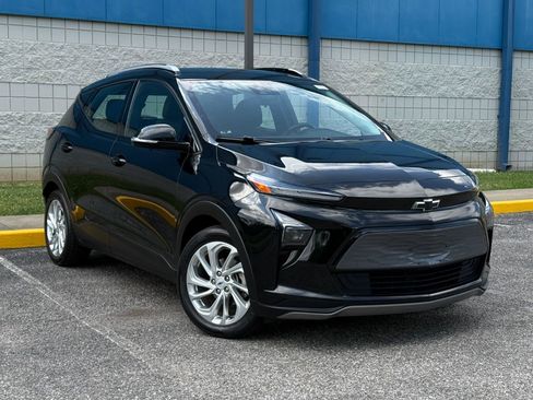 Used 2023 Chevrolet Bolt EUV LT w/ Comfort Package FWD image 3