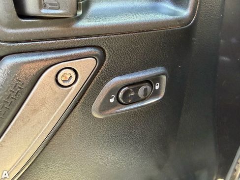 Used 2017 Jeep Wrangler Sport AWD/4WD image 12