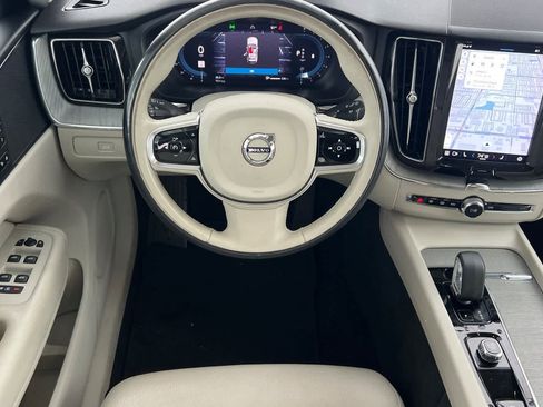 Used 2023 Volvo XC60 B5 Plus image 15