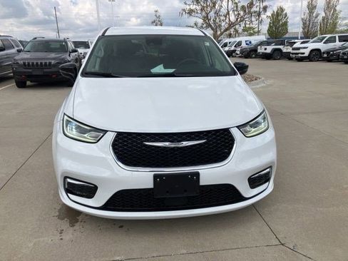 Used 2024 Chrysler Pacifica Touring-L FWD image 2