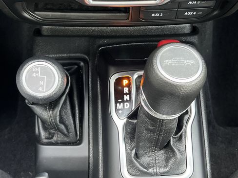 Used 2023 Jeep Gladiator Sport w/ Off Road Group image 7