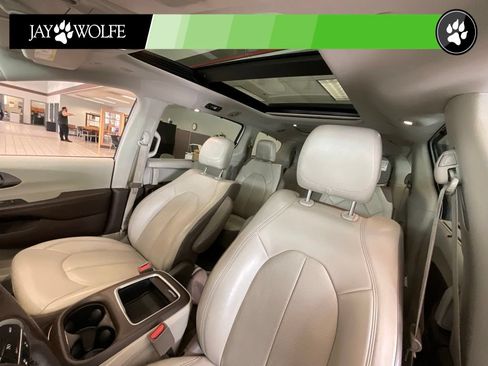 Used 2018 Chrysler Pacifica Touring-L Plus w/ Advanced Safetytec Group FWD image 10