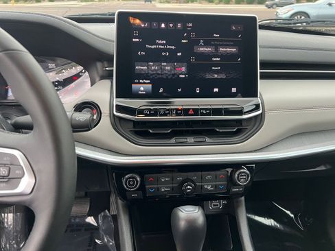 Used 2025 Jeep Compass Limited image 21