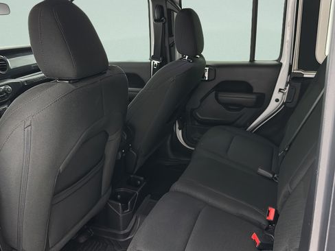 Used 2023 Jeep Wrangler Unlimited Sport AWD/4WD image 9