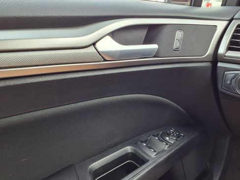Used 2018 Ford Fusion SE w/ Fusion SE Technology Package FWD image 18