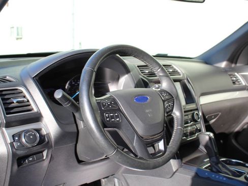Used 2017 Ford Explorer XLT w/ Equipment Group 202A image 10