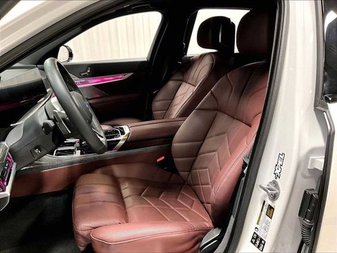 Used 2025 BMW 760i xDrive w/ Premium Package image 8