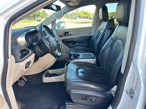 Used 2021 Chrysler Pacifica Touring-L FWD image 13