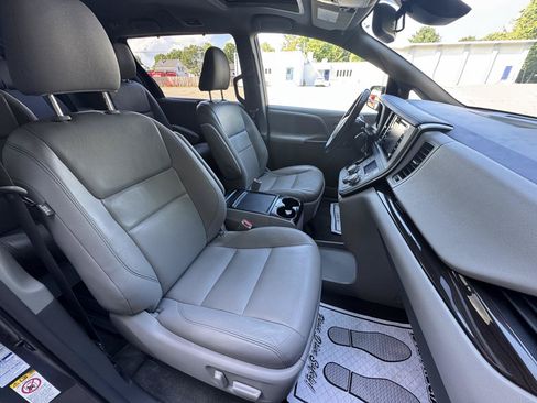 Used 2018 Toyota Sienna XLE w/ XLE Navigation Package AWD/4WD image 14