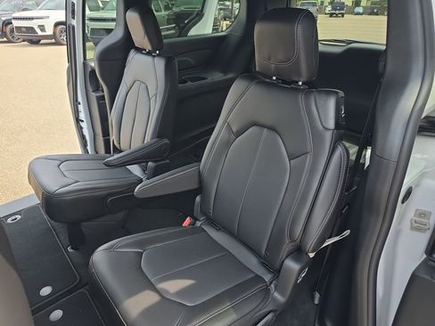 New 2027 Chrysler Pacifica Select AWD/4WD image 16