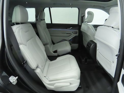 Used 2021 Jeep Grand Cherokee L Overland w/ Luxury Tech Group IV image 23