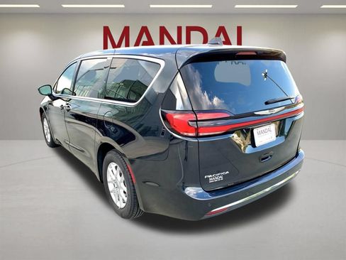 Used 2023 Chrysler Pacifica Touring-L FWD image 8