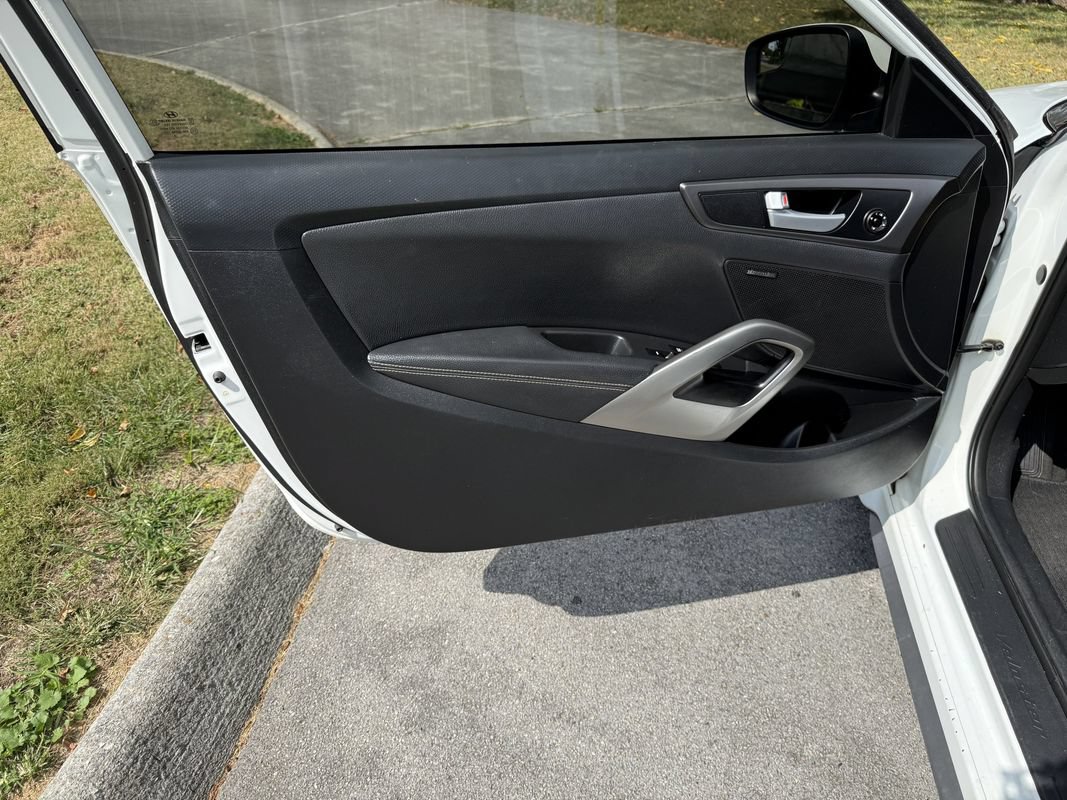 Used 2016 Hyundai Veloster Turbo FWD image 15