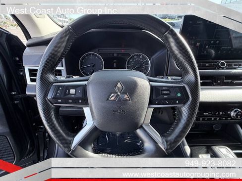Used 2025 Mitsubishi Outlander SE image 6