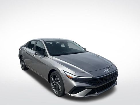 Used 2025 Hyundai Elantra SEL FWD image 3