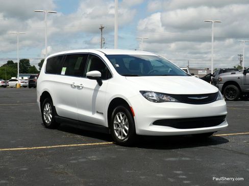 Used 2022 Chrysler Voyager LX image 17