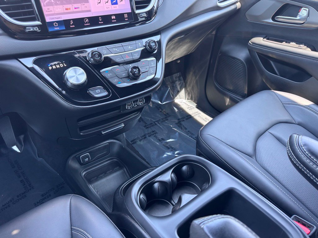 Used 2025 Chrysler Pacifica Select FWD image 32
