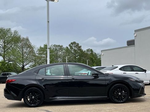 Used 2025 Toyota Camry SE w/ Convenience Package FWD image 3