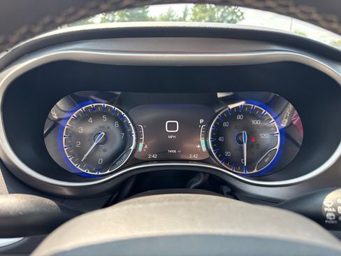 Used 2024 Chrysler Pacifica Touring-L FWD image 16