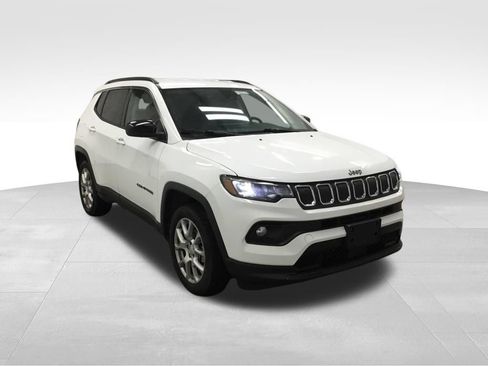 Used 2022 Jeep Compass Latitude AWD/4WD image 3