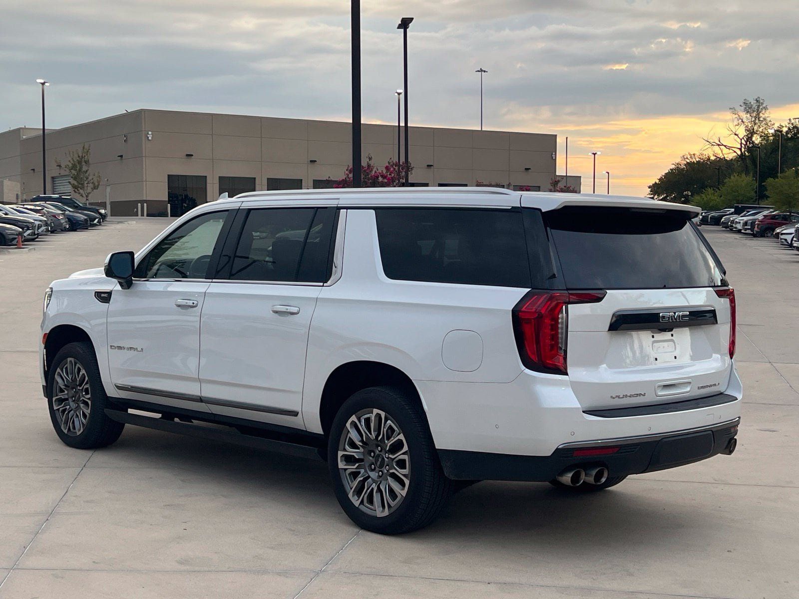 Used 2023 GMC Yukon XL Denali Ultimate AWD/4WD image 10