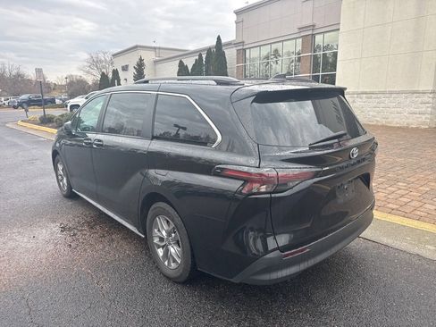 Used 2024 Toyota Sienna LE image 5