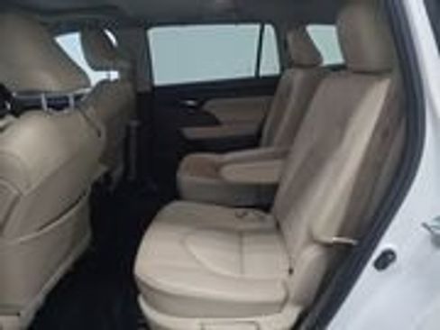 Used 2021 Toyota Highlander XLE image 11