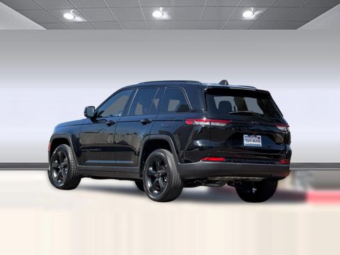 Used 2023 Jeep Grand Cherokee Altitude AWD/4WD image 3