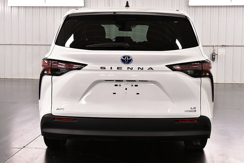 Used 2024 Toyota Sienna LE AWD/4WD image 6