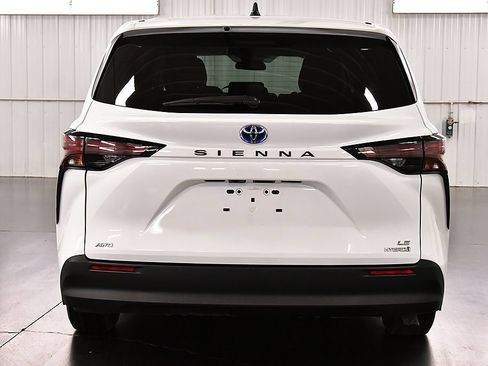 Used 2024 Toyota Sienna LE AWD/4WD image 6