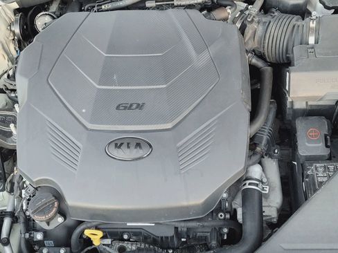 Used 2017 Kia Cadenza Premium w/ Luxury Package image 3