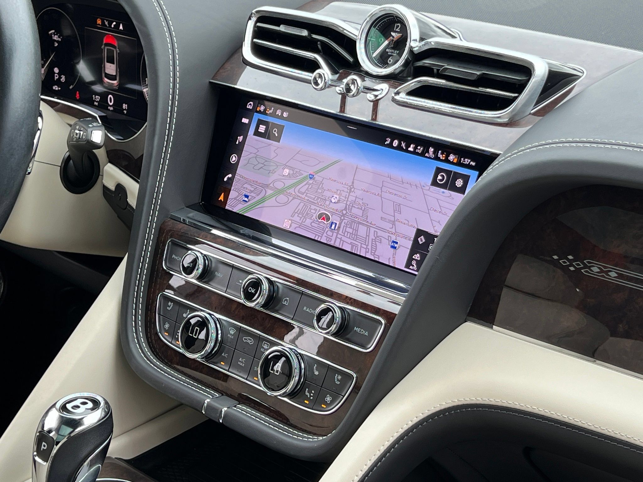 Used 2023 Bentley Bentayga Extended Wheelbase AWD/4WD image 42