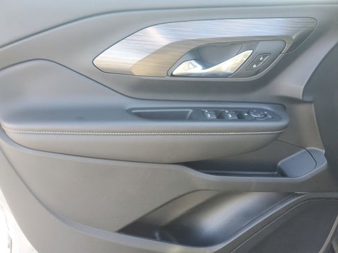 Used 2023 GMC Terrain SLE w/ Driver Convenience Package image 16