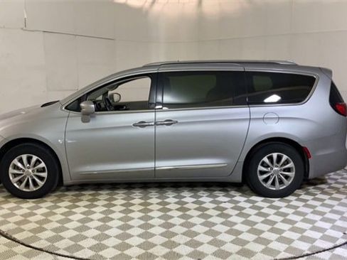 Used 2019 Chrysler Pacifica Touring-L image 5