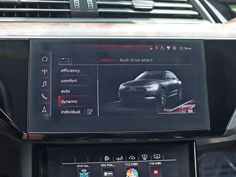 Used 2019 Audi e-tron Prestige w/ Prestige Package image 27