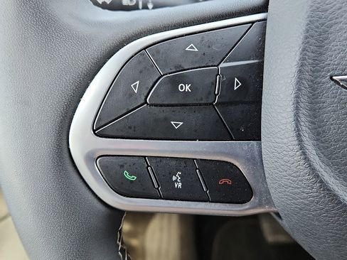 Used 2025 Chrysler Pacifica Select image 17