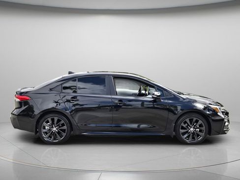Used 2025 Toyota Corolla SE w/ SE Premium Package image 3