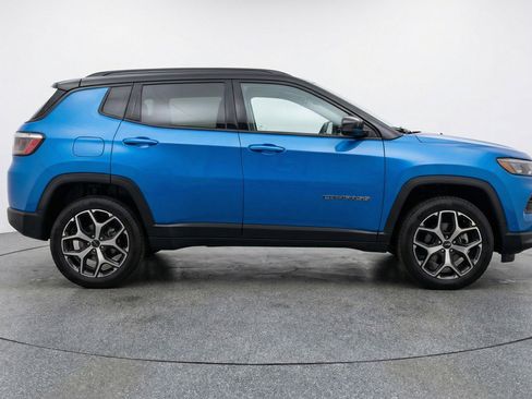 Used 2025 Jeep Compass Limited image 11