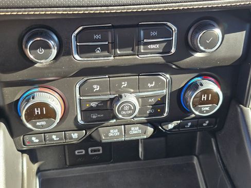 Used 2023 Chevrolet Suburban Premier image 30