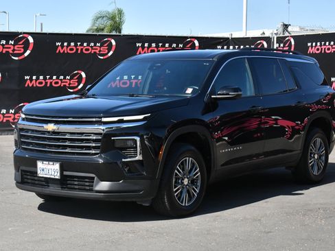 Used 2024 Chevrolet Traverse LT FWD image 3