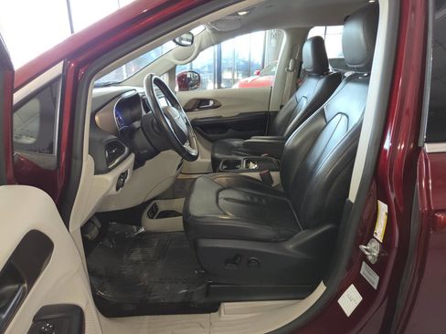 Used 2017 Chrysler Pacifica Touring-L FWD image 14