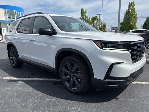 Used 2025 Honda Pilot Sport image 4