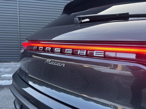Certified 2025 Porsche Macan image 22