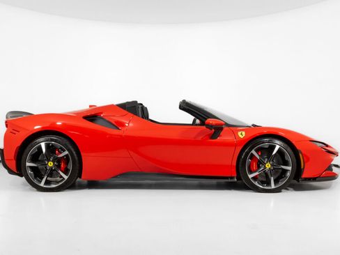 Used 2023 Ferrari SF90 Spider image 10
